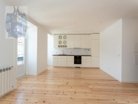 3 Bedrooms Flat in the lively area of Chiado near Praça Luís de Camões - Key in hand