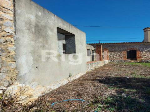 Property located in Almoster
