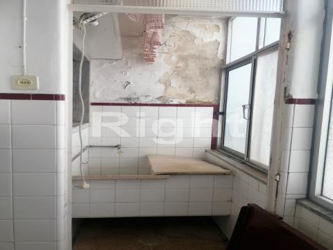 2 bedroom flat to restore in Barreiro