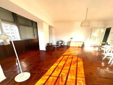 4 bedroom flat with parking in Benfica