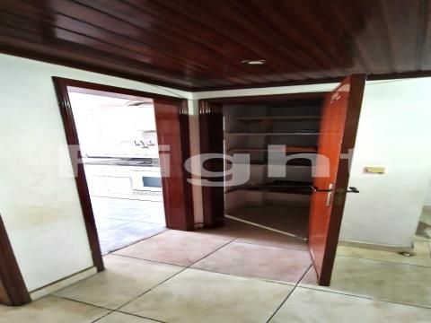 3 bedroom flat with garage and storage room in Cacém