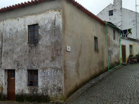 Moradia em banda de pedra, na rua principal da Vila de Fratel, Vila Velha de Rodão
