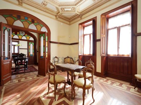 Impressive palatial villa full of charm in the center of Alcanena