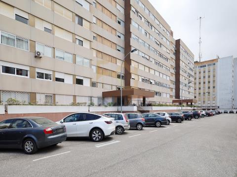 3-bedroom apartment to renovate in Quinta da Luz