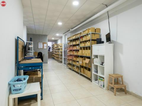 Trespasse de empresa de produtos eletrónicos em Soares dos Reis