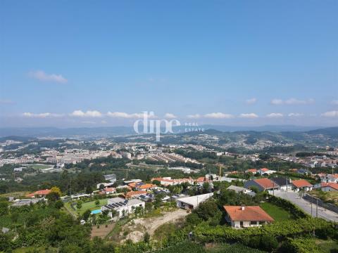 Lote de terreno com vistas panorâmicas para a cidade de Guimarães