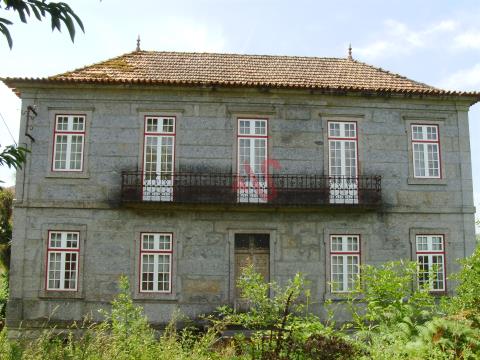 Fattoria con cappella per il restauro a Serzedo, Guimarães