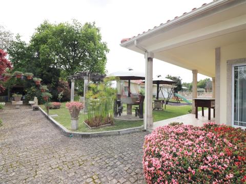 Moradia T3 inserida em terreno com 3.450 m2 em Polvoreira, Guimarães