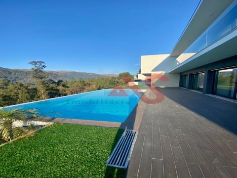 Villa de 4 dormitorios con piscina infinita y vistas al río en Gerês