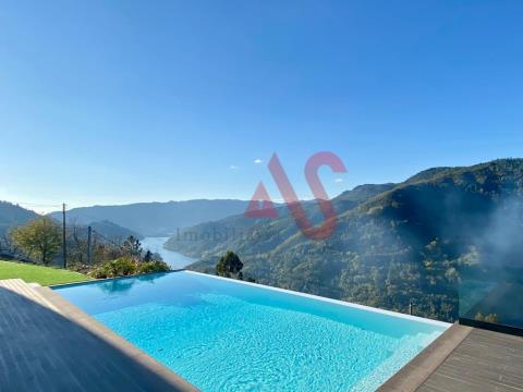 4 bedroom villa with infinity pool and river view in Gerês