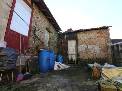 House T1 for restoration in São Miguel, Vizela
