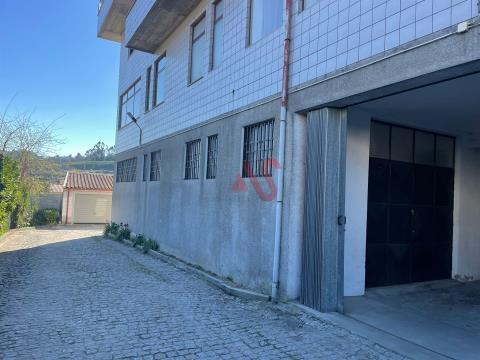 Armazém com 326m2 em Polvoreira, Guimarães