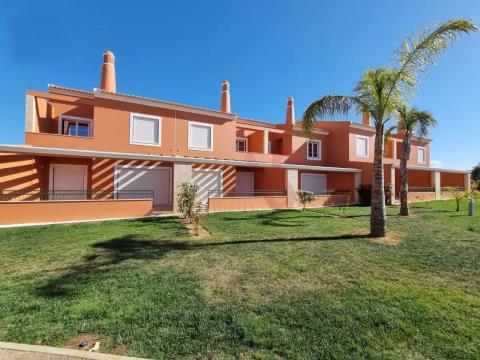 Maison de ville T2 dans une communauté fermée à partir de 395 000 € à Alcantarilha, Silves.