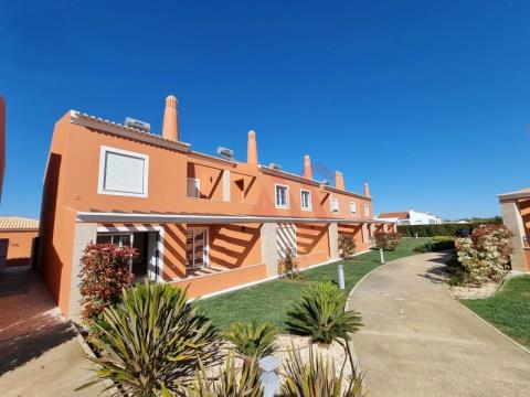 Maison de ville T3 dans une communauté fermée à partir de 435.000 € à Alcantarilha, Silves.