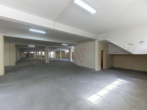Warehouse with 1.366m2 for rent in Campanhã, Porto