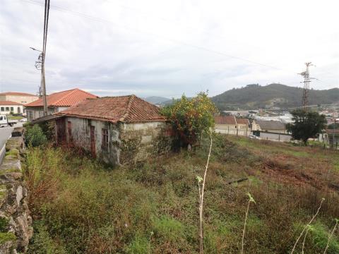 Moradia T4 para restaurar em Moreira de Cónegos, Guimarães