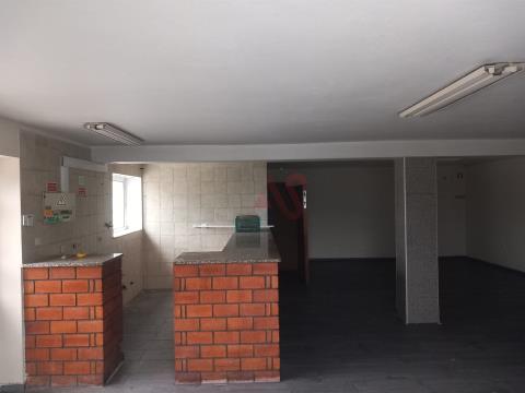 Shop for rent with 123m2 in Lordelo, Guimarães