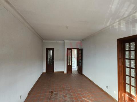 Casa de 3 dormitorios para restauración en Lordelo, Guimarães