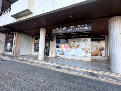 Polyclinique et centre de beauté à louer dans le centre de Felgueiras.