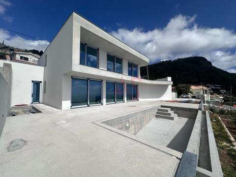 Lujosa casa adosada de 4 dormitorios en construcción en Arco da Calheta, Madeira