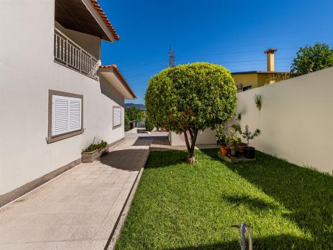 Casa indipendente con 4 camere da letto e ampio giardino a Serzedelo, Guimarães