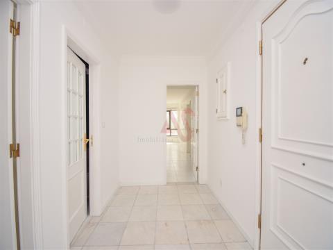 Apartamento renovado de 5 dormitorios en alquiler en Lumiar, Lisboa