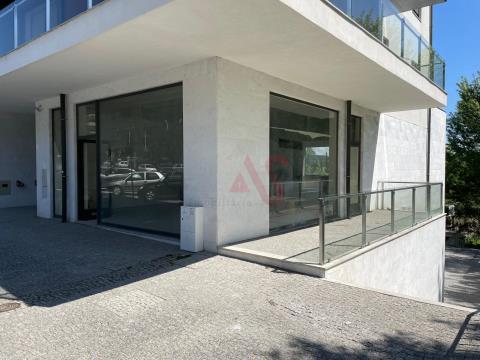 Ground floor shop with 166 m2 for rent in the center of Lousada