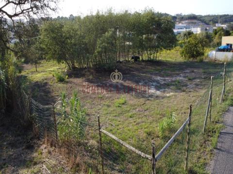 Allotment for 16 properties next to the A8 Torres Vedras highway