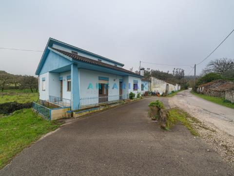 ANG1104 - Maison de 2+2 Chambres à Vendre à Serro Ventoso, Porto de Mós