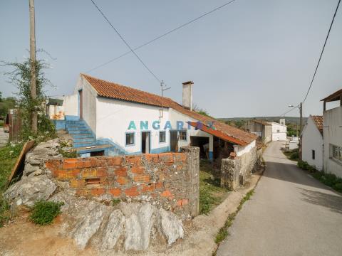 ANG813 - Moradia T2 para Remodelar para Venda em Arrimal, Porto de Mós