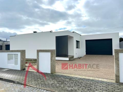 New T3 single storey house in Amares