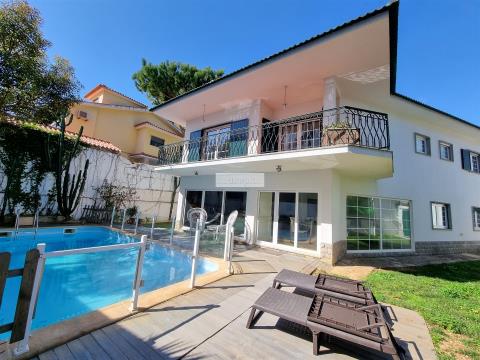 Casa unifamiliar T5 +2 con piscina, cine y parking, Junqueiro, Carcavelos / Venta / 1.800.000