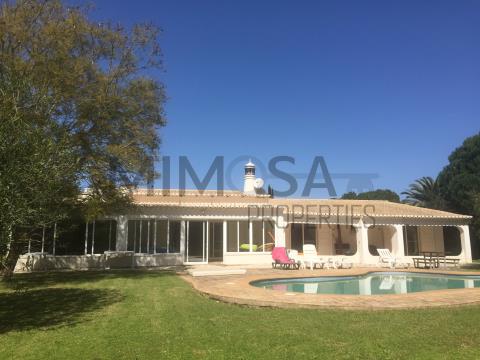 Wonderful 5 bedroom villa with pool situated in Penina Golf Resort