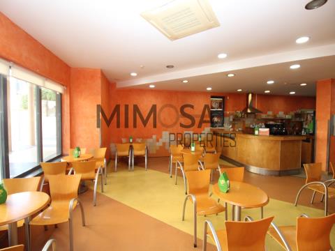 Cafetaria ampla em zona central de Lagos