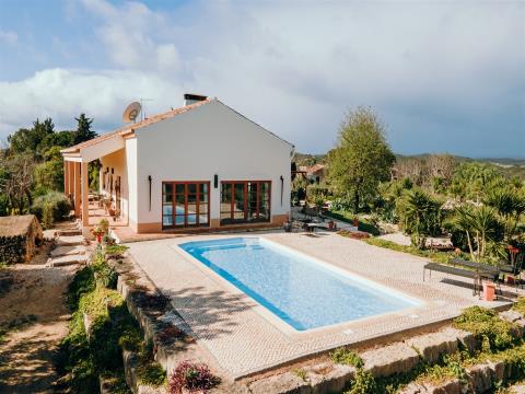 Une villa rénovée de 3 chambres avec piscine et jardin