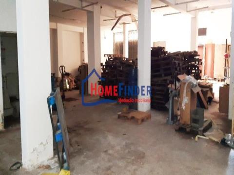 Warehouse with approx. 350 m2 - Maximinos