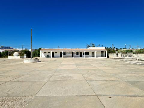 Flaches Grundstück - Dienstleistungen oder Handel - Gute Zugänglichkeit - Lagoa - Algarve