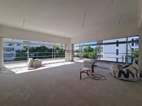 Appartamento T2 - Piscina - Ampio balcone - Ripostiglio - 2 posti auto - Portimão - Algarve