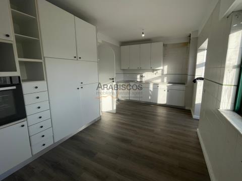 Apartamento T3 - Terraço com 27 m2 - Renovado - Arrumação - Centro de Portimão - Algarve