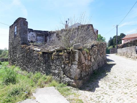 Moradia de pedra em ruína