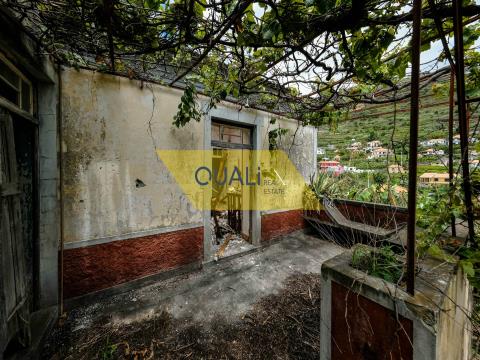 Land + Haus in Ruinen in Arco da Calheta