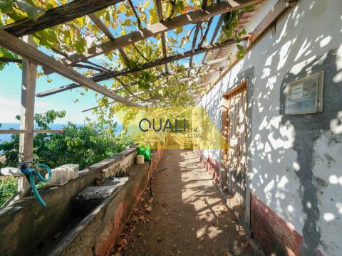Terrain d´une superficie de 1430 m2 et une maison à restaurer, Caniço - Madère - € 286.000,00
