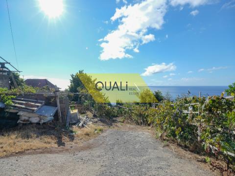 Terreno con 1.430 m2 e una casa da ristrutturare, Caniço - Isola di Madeira - € 286.000,00