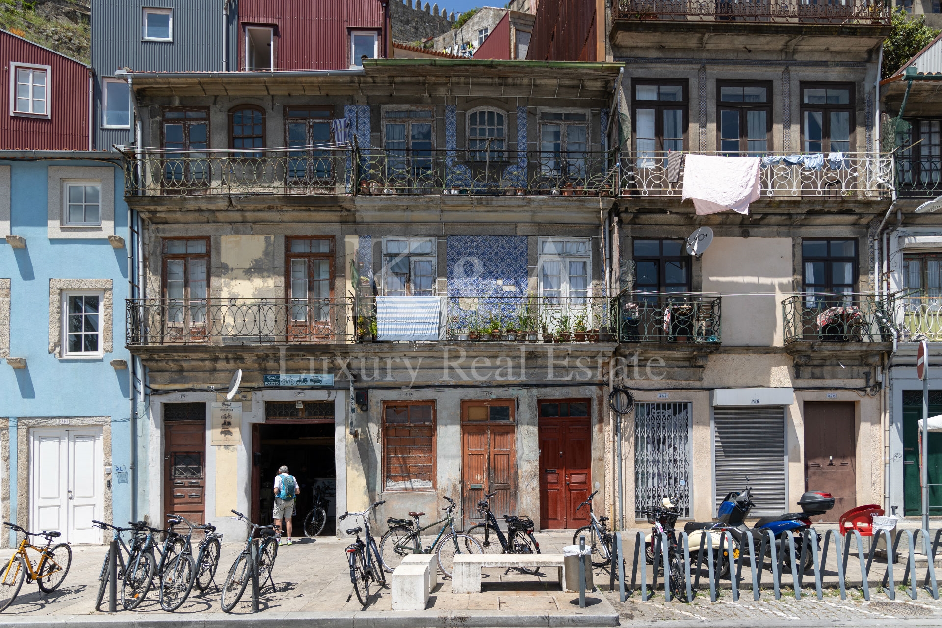 Prédio na zona histórica do Porto, na marginal do Rio Douro