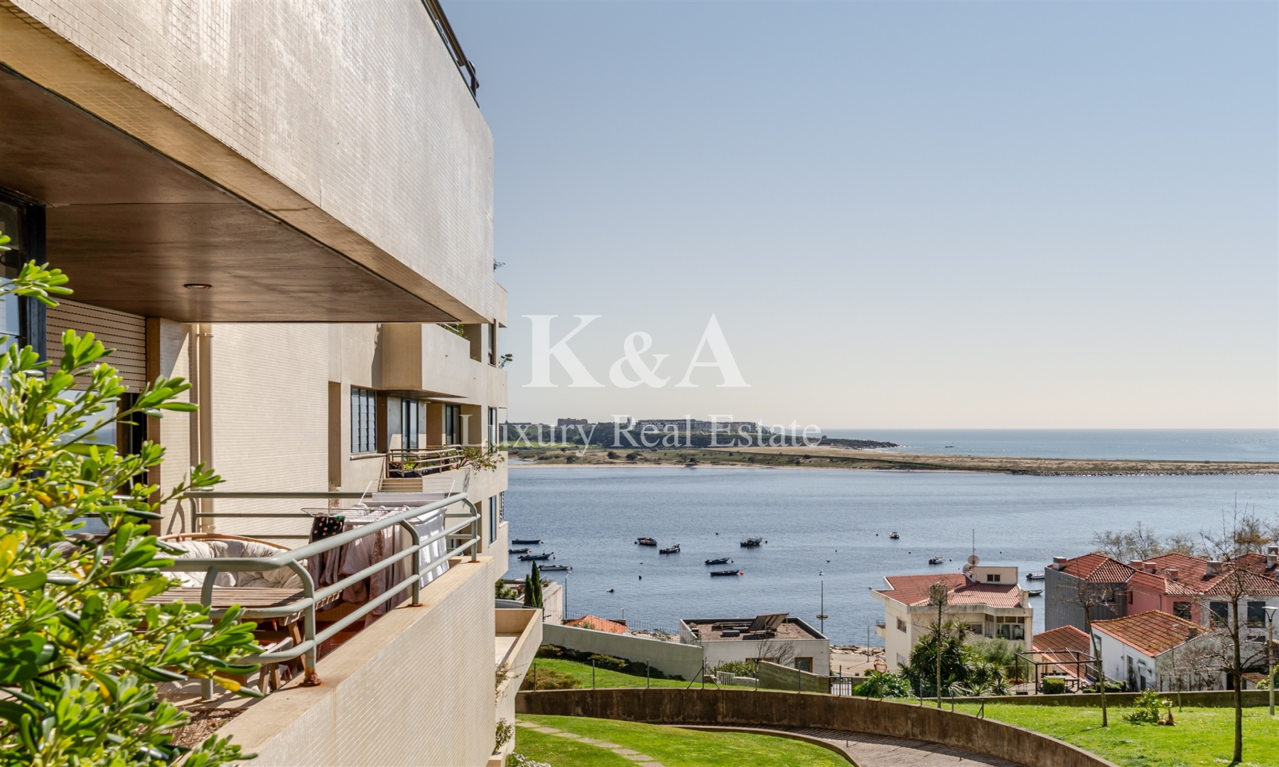 Four bedroom apartment with excellent views of the Douro River.