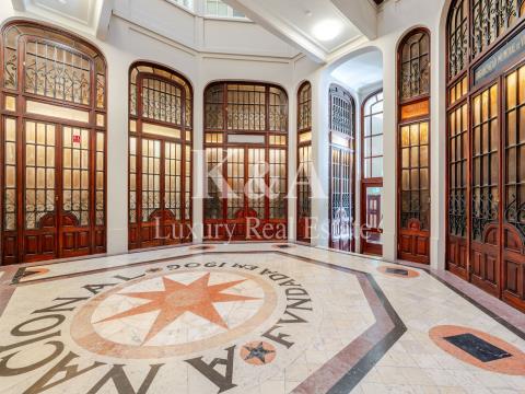 Apartamento T1, no Porto, num edificio de valor historico.