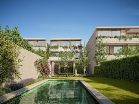 Moradia T3 duplex com jardim, em condomínio de luxo novo.