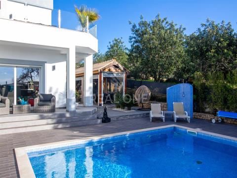 Exclusif - Villa moderne avec des détails exclusifs et une piscine privée à proximité de la ville