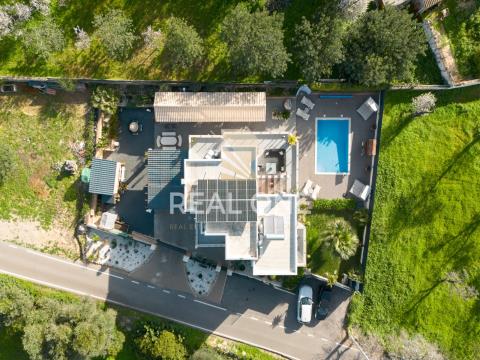 Exclusif - Villa moderne avec des détails exclusifs et une piscine privée à proximité de la ville
