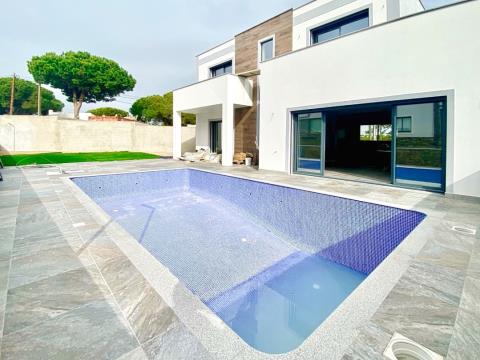 Nova - Moradia V3 com garagem, piscina, moderna e sofisiticada